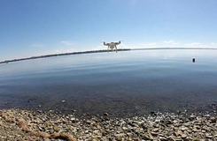 城會(huì)玩！加拿大男子成功用無人機(jī)釣到魚