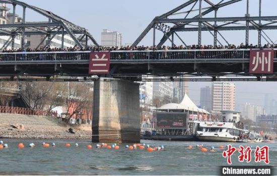 圖為活動現(xiàn)場冬泳愛好者表演“漂游”?！钇G敏 攝