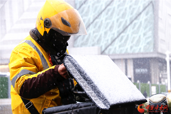 2020年第一場(chǎng)雪巧遇“小寒” 蘭州人請(qǐng)收下?。ńM圖）