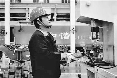 蘭州：寒夜黃河邊，他一把拉出落水大學(xué)生