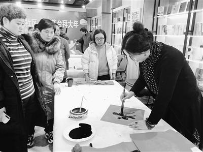 蘭州甘家巷社區(qū)“鼠年納?！彼痛郝?lián)（圖）