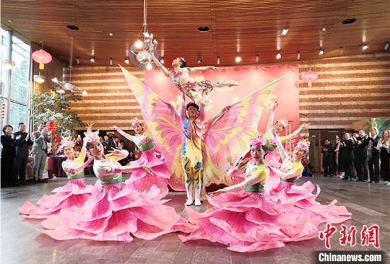 圖為雜技演員通過精湛的技藝贏得了滿堂喝彩?！「拭C省文化和旅游廳網(wǎng)站 攝