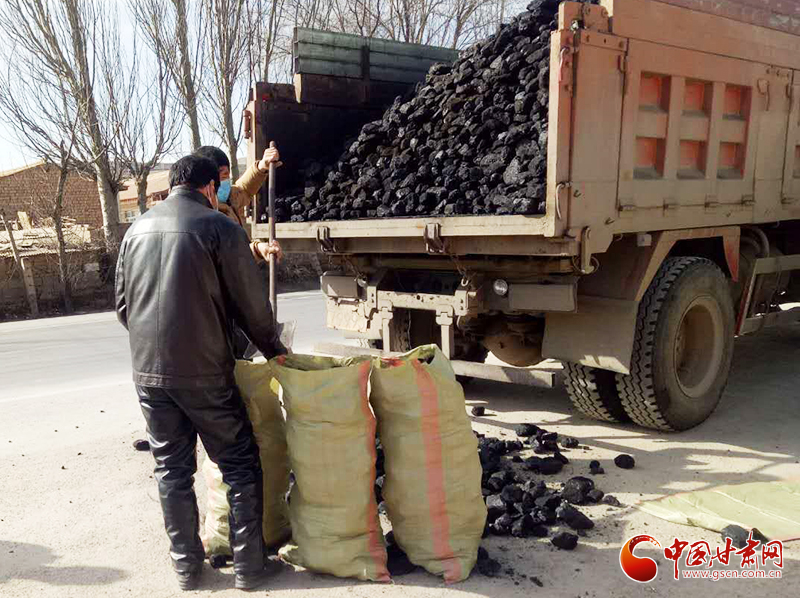 【甘肅全民戰(zhàn)“疫”】雪中送炭！會(huì)寧一企業(yè)為基層防控點(diǎn)捐贈(zèng)10噸愛心煤（圖）