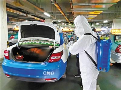 免費接送一線抗“疫”人員 蘭州奔馬雷鋒車隊，你們真棒！