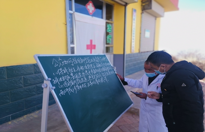 市紀(jì)委監(jiān)委駐村幫扶干部馬維高在村衛(wèi)生室宣傳疫情防控知識。.jpg