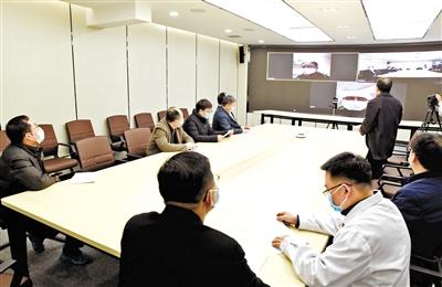 蘭大校長嚴純?nèi)A等視頻連線蘭大一院、二院支援湖北醫(yī)療隊員