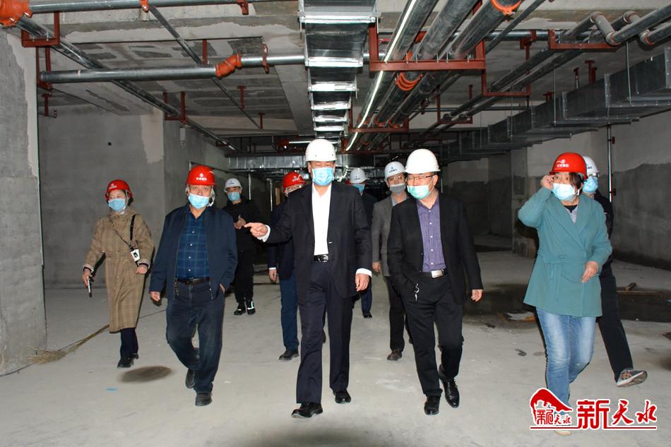 王軍對天水大劇院項目進(jìn)行現(xiàn)場辦公