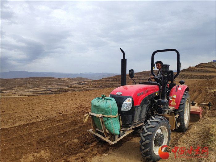 【甘肅省決戰(zhàn)決勝脫貧攻堅】理事長發(fā)明開行機(jī)  種植藥材更攢勁