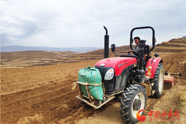 【甘肅省決戰(zhàn)決勝脫貧攻堅(jiān)】理事長發(fā)明開行機(jī)  種植藥材更攢勁