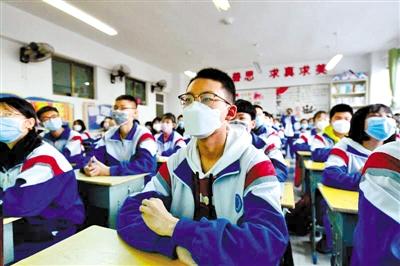 甘肅省初三和高一、高二年級(jí)學(xué)生昨日開學(xué) 青春校園又聞瑯瑯讀書聲