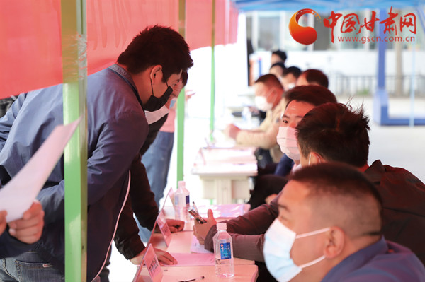 【甘肅省決戰(zhàn)決勝脫貧攻堅】扶貧又扶志！把“就業(yè)大禮包”送到貧困戶家門口（圖）