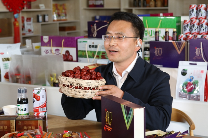 “縣長直播天團”唱響“甘貨春之聲”，售出近30種甘貨1萬余件 開進直播間的網(wǎng)絡(luò)扶貧博覽會，受百萬網(wǎng)友點贊 