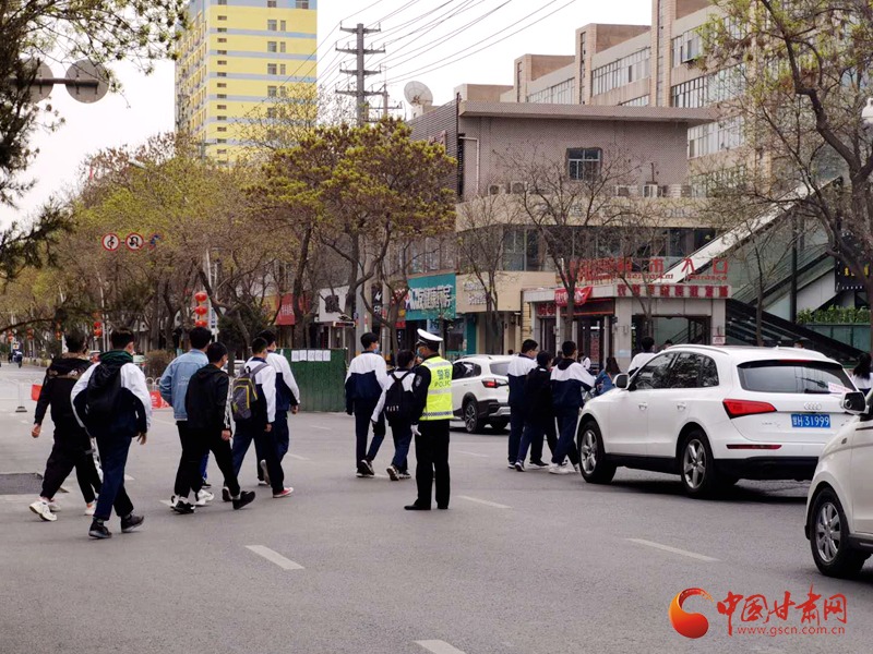 保駕護(hù)航！涼州公安交警“護(hù)學(xué)崗” 撐起“平安傘”