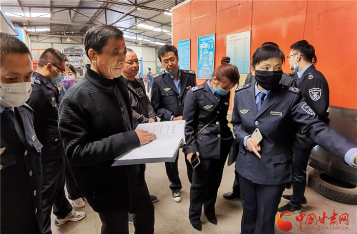 蘭州城關生態(tài)環(huán)境局開展環(huán)境執(zhí)法幫扶檢查 助力企業(yè)復工復產(chǎn)（圖） 