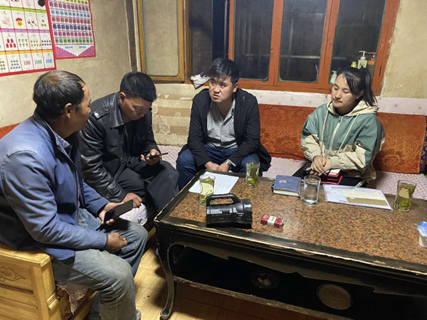 圖為木耳鎮(zhèn)紀(jì)檢干事盧建民（左三）連夜在多壩村多壩組奚連德家中了解受災(zāi)情況，排查安全隱患，并宣傳發(fā)生次生災(zāi)害的相關(guān)知識(shí)。_副本.jpg