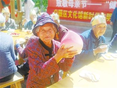 母親節(jié)，白銀“花村”擺了一場(chǎng)“敬老宴”