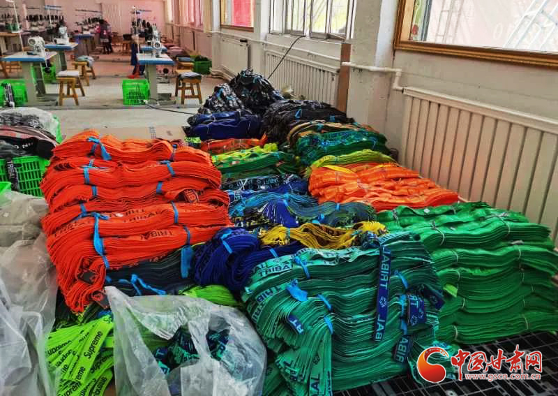 【甘肅省決戰(zhàn)決勝脫貧攻堅(jiān)】臨夏縣：扶貧車(chē)間建到家門(mén)口 留守婦女變“上班族”（圖）