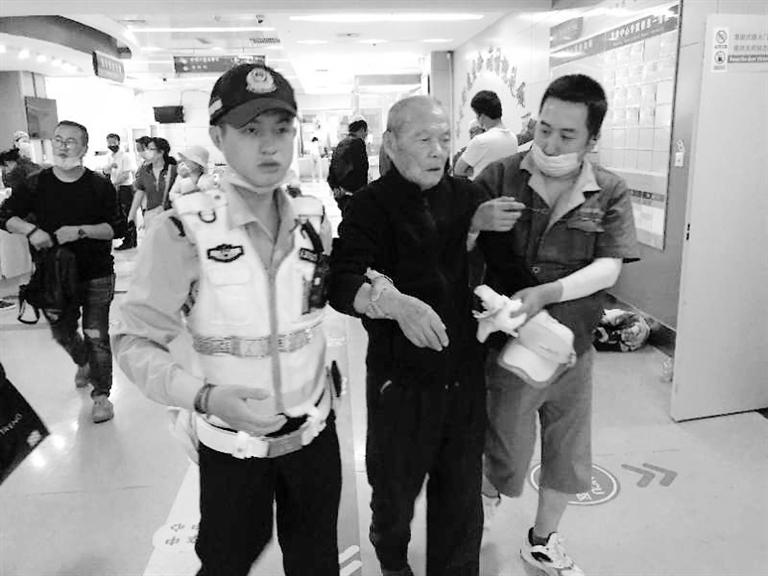 蘭州街頭最美的一次逆行！耄耋老人摔倒街頭 交警的哥合力救助3分鐘