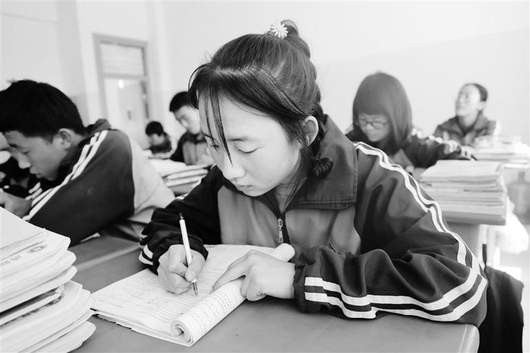 慶陽環(huán)縣這名小姑娘，柔弱肩膀撐起一個大家庭