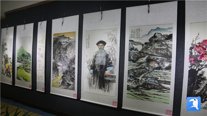 7月1日上午，定西市通渭縣紀(jì)委監(jiān)委舉辦“襄郡清風(fēng)·喜迎建黨99周年”廉政文化書畫展， 共同為黨的生日獻(xiàn)禮。_副本.jpg