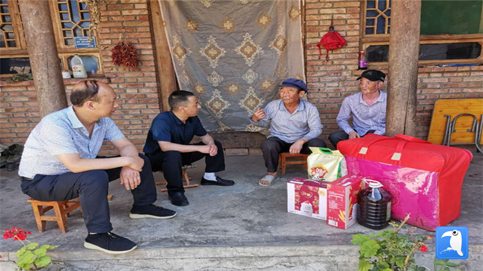 在建黨99周年來(lái)臨之際，隴南市禮縣紀(jì)委監(jiān)委在中壩鎮(zhèn)、三峪鄉(xiāng)開(kāi)展“七一”慰問(wèn)老黨員、困難黨員活動(dòng)，為他們送去組織的關(guān)懷和節(jié)日的問(wèn)候。_副本.jpg