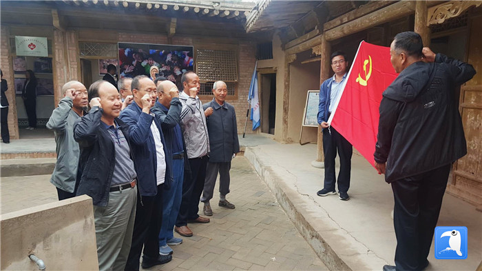 7月1日，臨夏州紀(jì)委監(jiān)委機(jī)關(guān)黨總支組織退休黨支部部分黨員前往東鄉(xiāng)縣布楞溝村史館，開(kāi)展主題黨日活動(dòng)。_副本.jpg