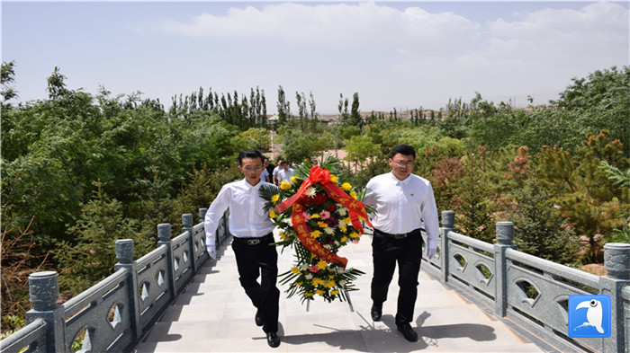 七一”前夕，白銀市紀(jì)委監(jiān)委機(jī)關(guān)黨委組織黨員來(lái)到紅軍西路軍景泰烈士陵園開(kāi)展主題黨日活動(dòng)。 朱鵬拍攝_副本.jpg