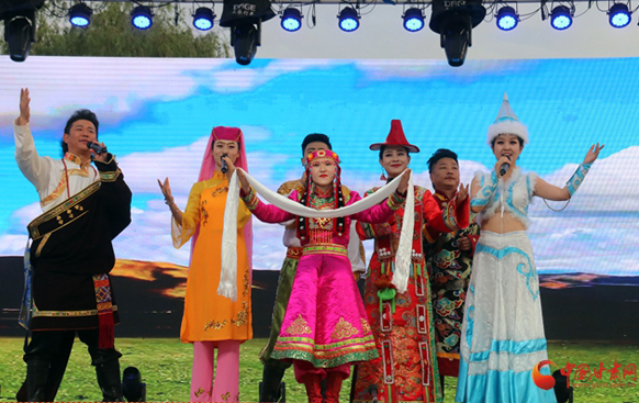 瓜果飄香盛夏季 民族團結歌舞歡 ——“石榴杯”甘肅省民族團結進步創(chuàng)建“一廊一區(qū)一帶”行動文藝巡演走進酒泉市（圖）
