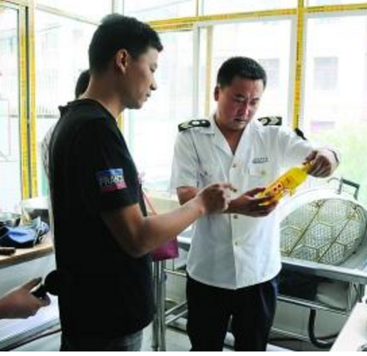 蘭州市場監(jiān)管局綜合行政執(zhí)法隊開展學(xué)校、托幼機(jī)構(gòu)食品安全專項檢查