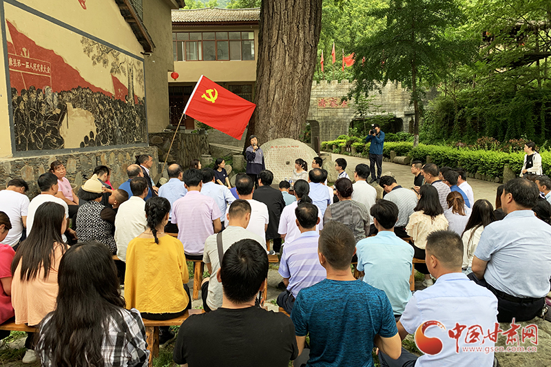 【追尋紅色足跡 弘揚(yáng)延安精神】康縣朱家溝：麻柳樹下憶黨史 走好新時(shí)代的長(zhǎng)征路（圖）