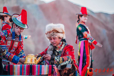 裕固族歌舞驚艷七彩丹霞熱氣球節(jié)（圖）