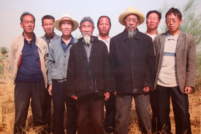 【跟著總書記看甘肅】三代治沙人向總書記匯報(bào)：“去年今春我們又壓沙補(bǔ)植3.5萬畝”