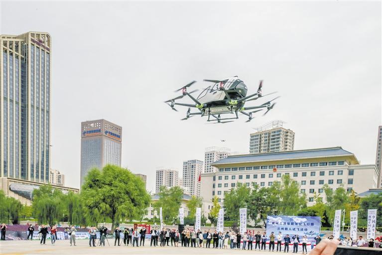 超酷、超刺激！智能駕駛飛行器在蘭載人試飛