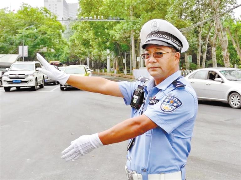 蘭州城關區(qū)交警大隊一線老交警馬驍：俯首甘為“老黃?！?>
        </a><em>蘭州城關區(qū)交警大隊一線老交警馬驍：俯首甘為“老黃?！?/em></li>
    <li><a  target=