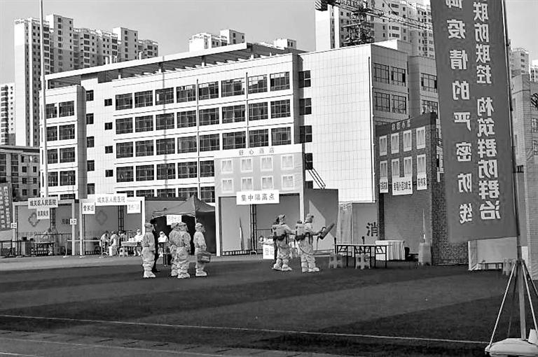 蘭州城關(guān)區(qū)500余名衛(wèi)生應(yīng)急隊(duì)員開(kāi)展秋冬季新冠肺炎疫情防控應(yīng)急演練