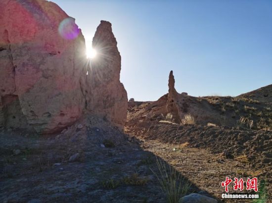 山丹境內(nèi)的長城是由壕塹和山險(xiǎn)為主的漢長城和黃土墻體為主的明長城兩部分組成。 翟繼宗 攝