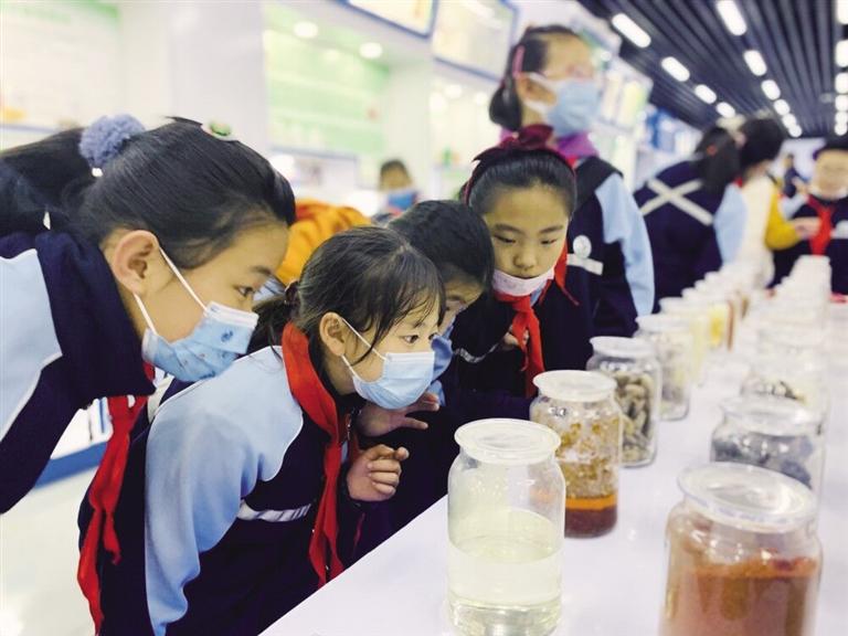 小學(xué)生體驗科技如何為食品藥品“保安全” 增強舌尖上的安全意識