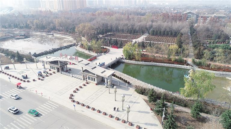 　初冬時(shí)節(jié)，臨夏市東郊公園里,楓樹(shù)、松柏、云杉等樹(shù)木色彩斑斕