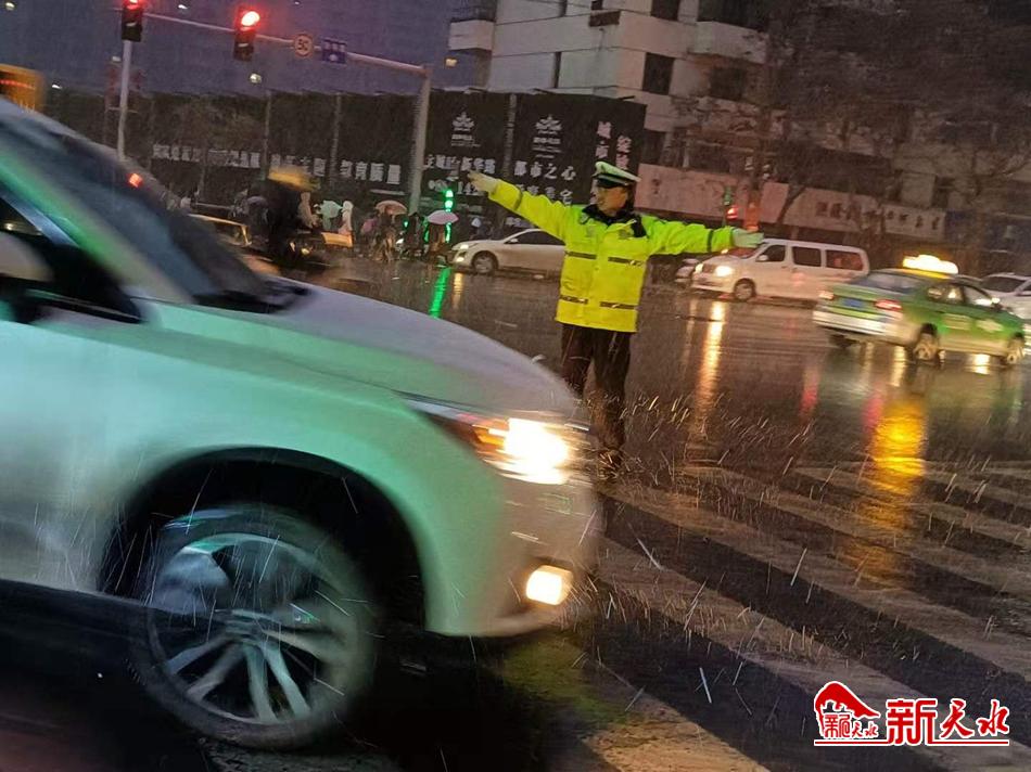 風雪襲來，天水最美“警色”在路上！