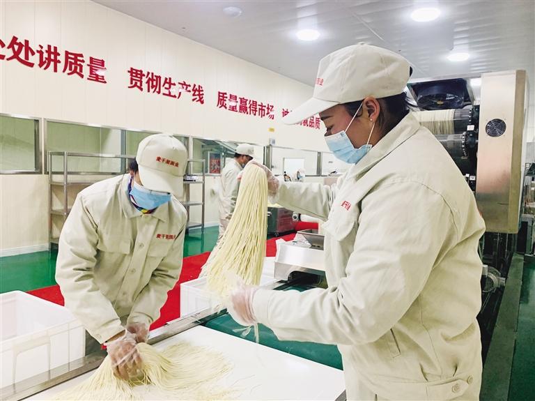 蘭州市規(guī)?；懊鏃l加工項(xiàng)目”投入運(yùn)營(yíng) 將配送到市區(qū)280多家直營(yíng)店