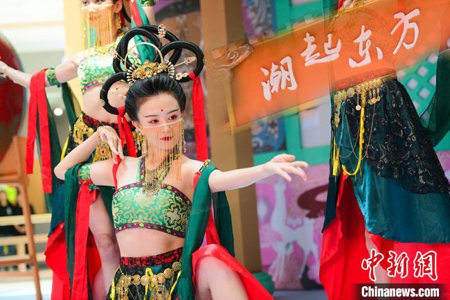 圖為今年9月5日，在重慶亮相的敦煌博物館“潮起東方”主題活動(dòng)現(xiàn)場(chǎng)。敦煌博物館供圖