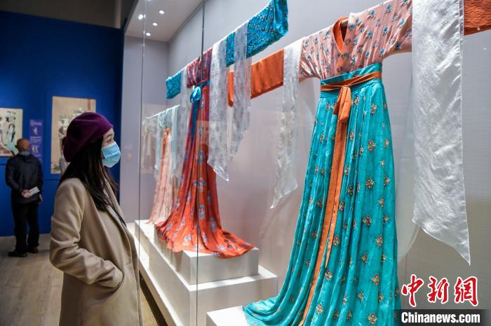 觀眾在參觀唐代服飾。　駱云飛 攝