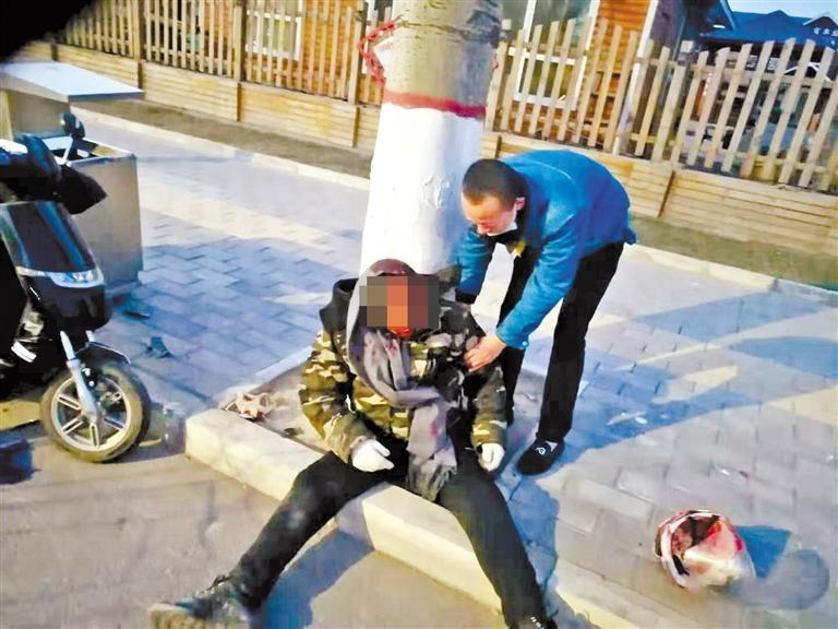 蘭州：騎摩托車男子清晨撞傷 熱心“的哥”全力救助！