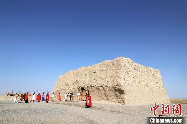 數(shù)十位身著古裝的女性通過體驗(yàn)賞漢舞、習(xí)漢禮、吟誦詩詞等中華傳統(tǒng)文化，再現(xiàn)古絲綢之路的繁華盛景。　王菁 攝