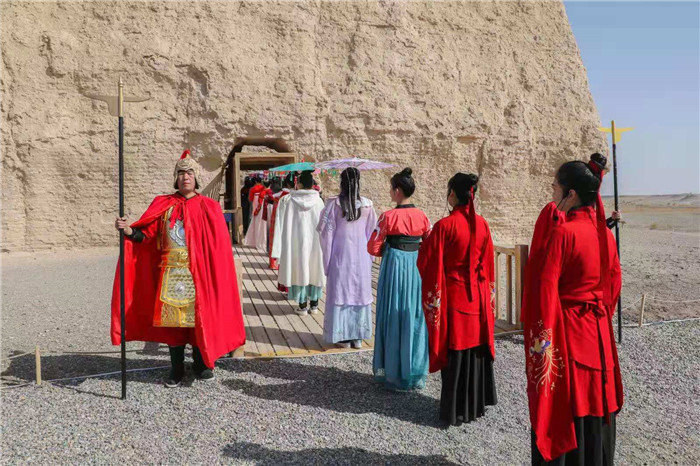 酒泉敦煌市：玉門關前漢服秀 穿越千年迎“三八”