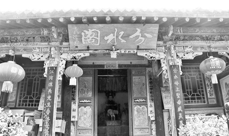 秦嶺鎮(zhèn)分水閣，一屋檐水分江河 這里可看水系奇觀，可賞連翹花海