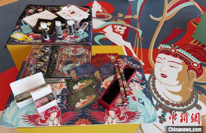 60余類敦煌主題的文創(chuàng)產(chǎn)品讓人愛不釋手。　丁思 攝