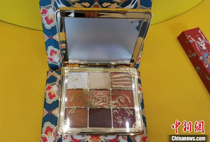 圖為取材壁畫色彩的敦煌美妝?！《∷?攝