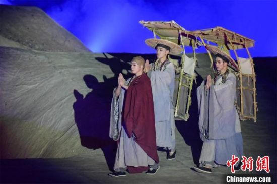 圖為演出現(xiàn)場(chǎng)，該劇獨(dú)創(chuàng)360度旋轉(zhuǎn)并前后移動(dòng)觀眾席，顛覆傳統(tǒng)劇場(chǎng)舞臺(tái)表演模式?！⊥醣筱y 攝