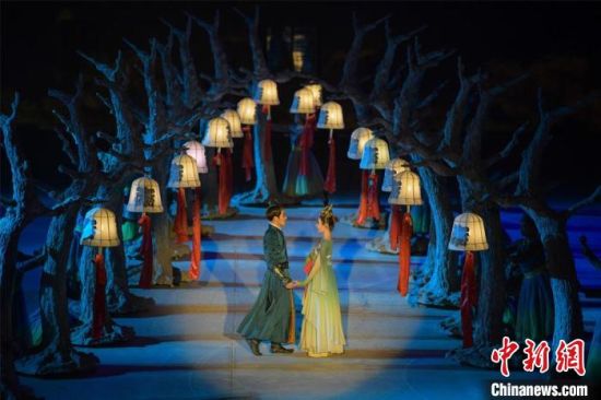 圖為全新升級(jí)《敦煌盛典》，新增戰(zhàn)馬、燈籠矩陣，以及最新聲、光、電硬件設(shè)施?！⊥醣筱y 攝